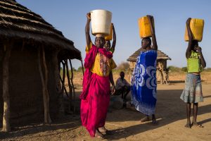 Des femmes transportent de l'eau à Pamat du Soudan du Sud