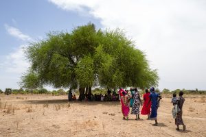 Des femmes se rendent au point de rdv où une équipe de Première Urgence Internationale effectue le dépistage des cas de malnutrition au Soudan du Sud