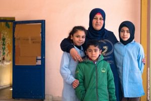 une réfugié syrienne avec ses trois enfants