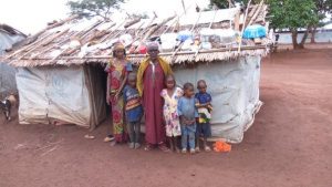 un réfugié centrafricain et sa famille devant un abri au cameroun