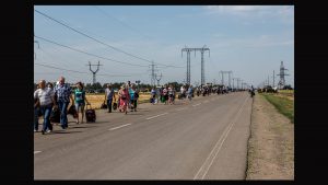 Images d'Ukraine : Une file d'ukrainiens attent pour passer le check point