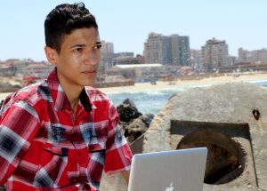 Mohammed, 16 ans, devant son ordinateur dans la bande de Gaza
