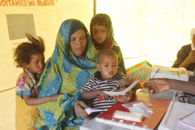 Une femme et ses enfants en consultation médicale
