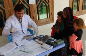 Un docteur donne une consultation à une famille Afghane