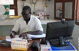 Le Docteur Mamadou Ndiaye à son bureau dans la Maison Médicale de Wassadou