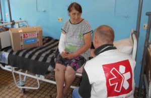 Liubov reçoit la visite de Première Urgence Internationale qui oeuvre dans les hôpitaux pour venir en aide aux victimes du conflit en Ukraine