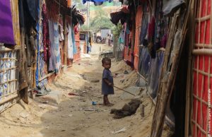 Petit enfant au milieu d'un camp Rohingya au Bangladesh