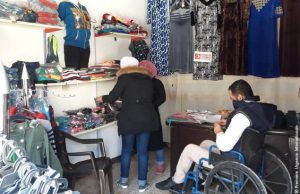 Yassin dans sa boutique, qu'il a pu monter grâce aux activités de relance économique en Syrie de Première Urgence Internationale
