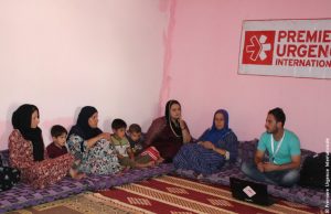 Des familles assistent à une séance de sensibilisation qui vise à apporter un soutien pour la scolarisation des réfugiés