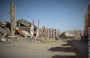La ville où intervient Première Urgence Internationale pour fournir des soins de santé en Irak est complètement détruite