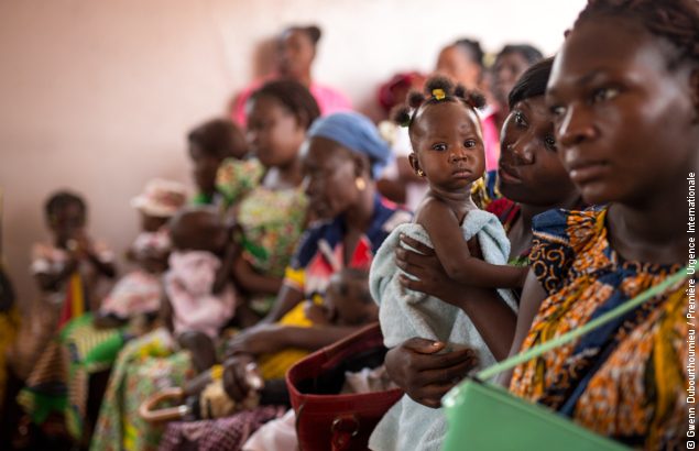 Des femmes patientent avant une consultation dans un centre de santé de Bangui que Première Urgence Internationale soutient dans le cadre de ses projets en santé en RCA