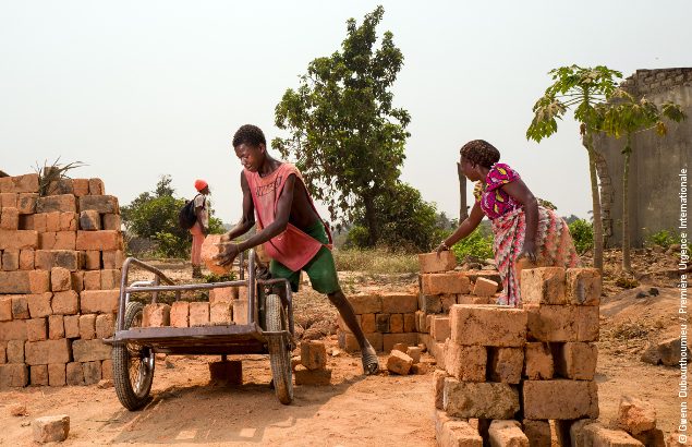 Approche communautaire en RCA : Des habitants de Bangui récupèrent des briques pour reconstruire leurs maisons
