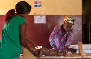 Un enfant bénéficie de soins gratuits dans le cadre du programme de santé à Bangui