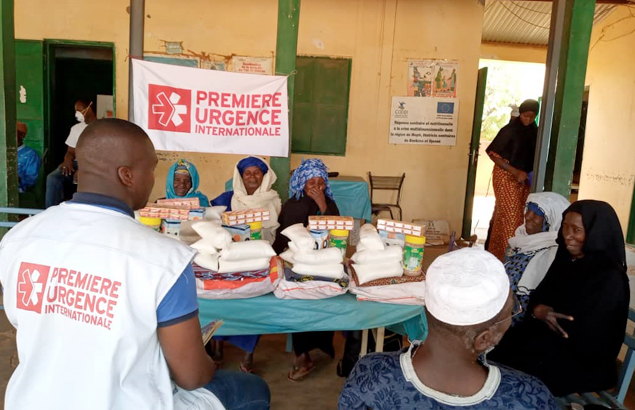 Distribution by Première Urgence Internationale of compensatory kits for recycled traditional birth attendants in Mali