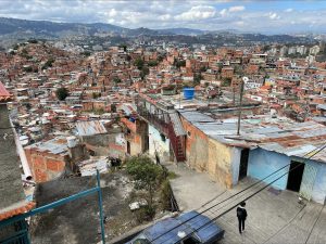 Vue de Petare, le plus grand bidonville d'Amérique latine, zone d'intervention des activités de santé sexuelle et reproductive de Première Urgence Internationale dans l'État de Miranda