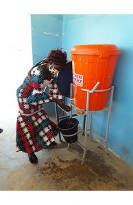 Dispositif de lavage des mains installé au Centre de santé Koibo