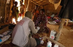 Vaccination de routine par l’infirmier Première Urgence InternationaleI sur le site Tinahar mai 2020