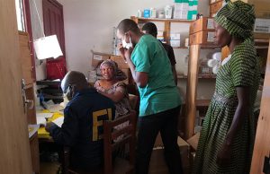 ©Première Urgence Internationale | Dépouillement des médicaments dans la pharmacie Ndélé, au premier plan on peut voir la gérante de la pharmacie de l'hôpital