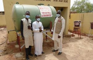 ©Première Urgence Internationale | Installation d’une cuve de stockage d’eau au centre de santé de Soufroulaye, région de Mopti en février 2021