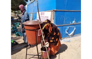 ©Première Urgence Internationale | Première distribution des kits auprès des ménages déplacés de Médina-Coura dans le respect des gestes barrières, cercle de Mopti en décembre 2020