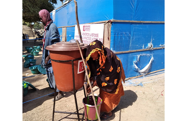 © Première Urgence Internationale | Pandémie COVID-19 au Mali, première distribution des kits auprès des ménages déplacés de Médina-Coura dans le respect des gestes barrières, cercle de Mopti en décembre 2020