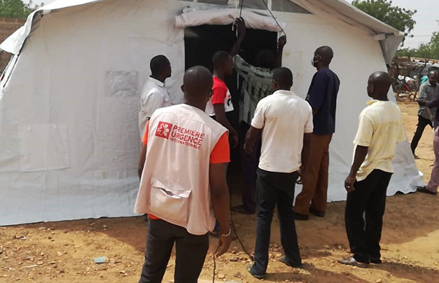 Installation des tentes du poste de santé avancé à Sebba par Première Urgence Internationale le 13 juin 2021