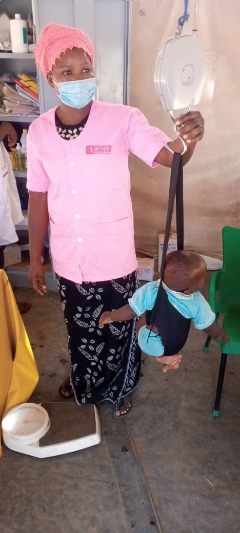 Prise de poids pour dépistage de la malnutrition par l'équipe du poste de santé avancé à Sebba 