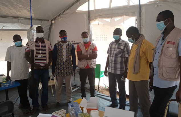 Visite des autorités sanitaires du Sahel au poste de santé avancé à Sebba de Première Urgence Internationale