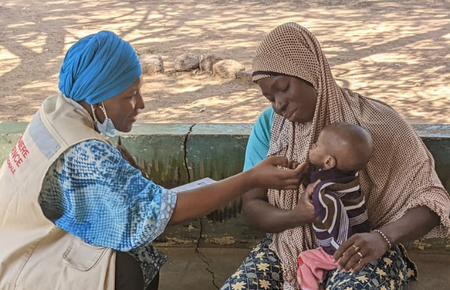 Malnutrition au Burkina Faso : Kadi et sa fille lors qu'un entretien avec un agent de Première Urgence Internationale