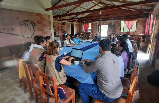 meeting to assess needs in Honduras by the Première Urgence Internationale exploratory mission
