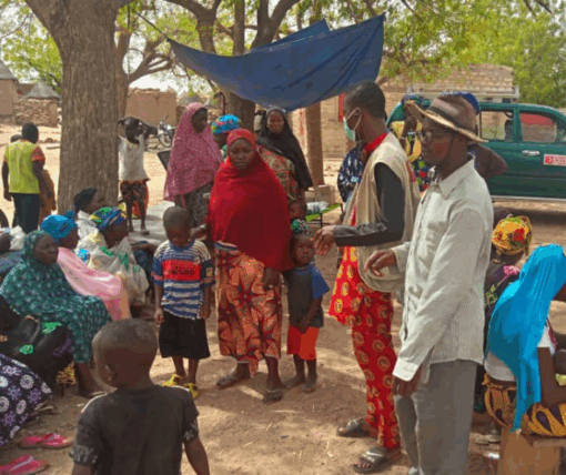 Les équipes des Première Urgence Internationale fournissent de l'aide humanitaire à Bandiagara