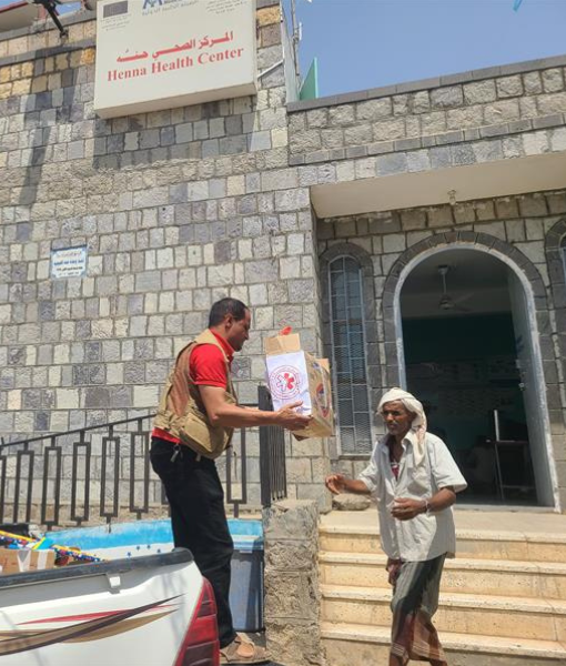 Distribution de médicaments, y compris des kits contre le choléra au Yémen et du matériel de nettoyage, au centre de santé Henna dans le district d'Al Wazi'yah