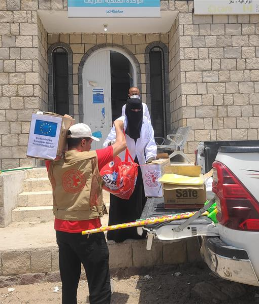 Distribution de médicaments, y compris des kits contre le choléra au Yémen et du matériel de nettoyage, au centre de santé Henna dans le district d'Al Wazi'yah