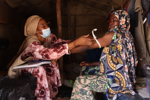 Djeneba avec la sage-femme de la clinique mobile de Première Urgence Internationale au Mali