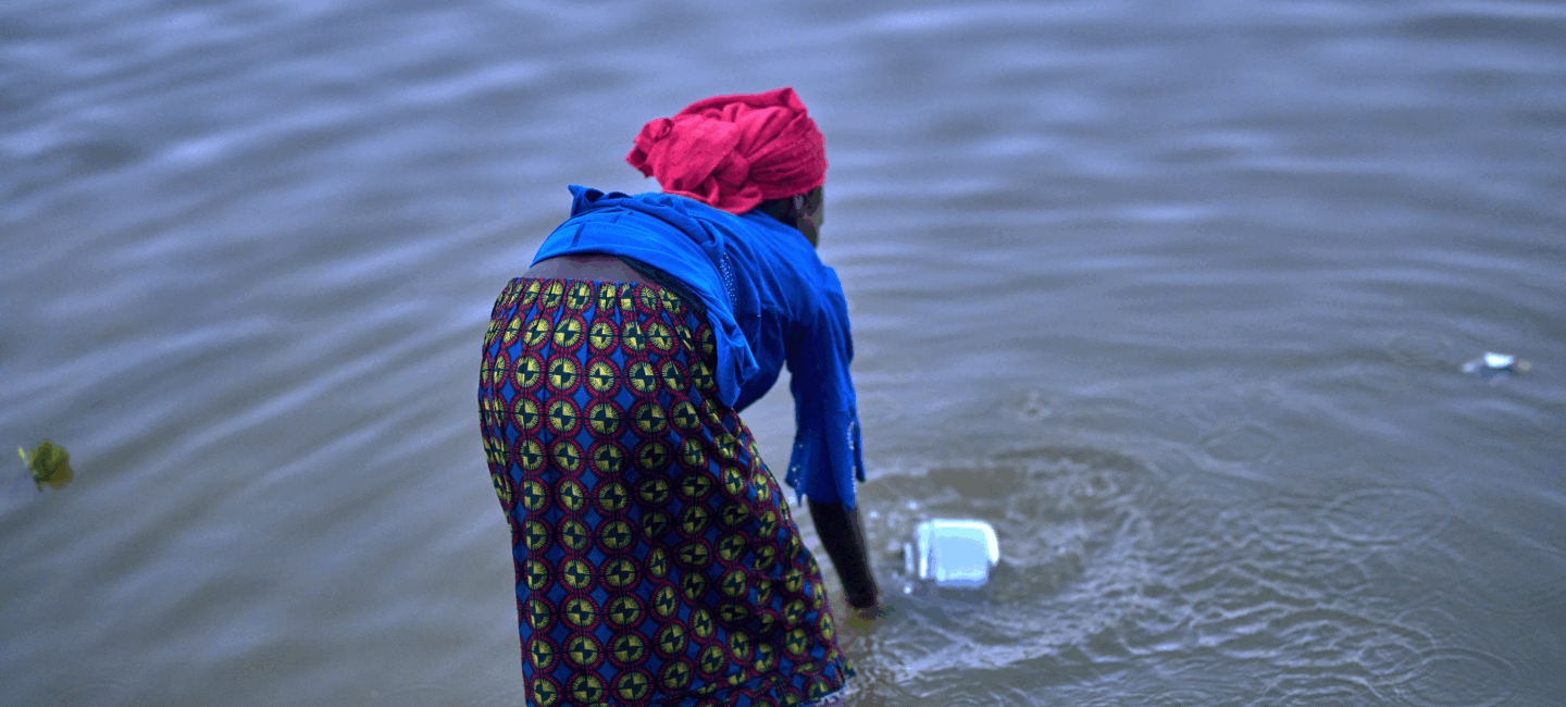 Isolées, les populations sinistrées des inondations au Cameroun se servent des eaux stagnantes dans leur quotidien et sont exposées à toutes sortes de maladies hydriques, Blangoua, département du Logone et Chari, Extrême-Nord, Cameroun © Première Urgence Internationale
