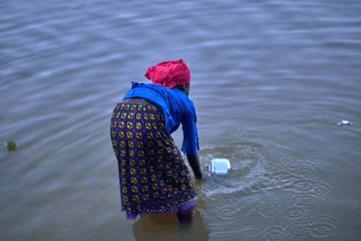 Isolées, les populations sinistrées des inondations au Cameroun se servent des eaux stagnantes dans leur quotidien et sont exposées à toutes sortes de maladies hydriques, Blangoua, département du Logone et Chari, Extrême-Nord, Cameroun © Première Urgence Internationale