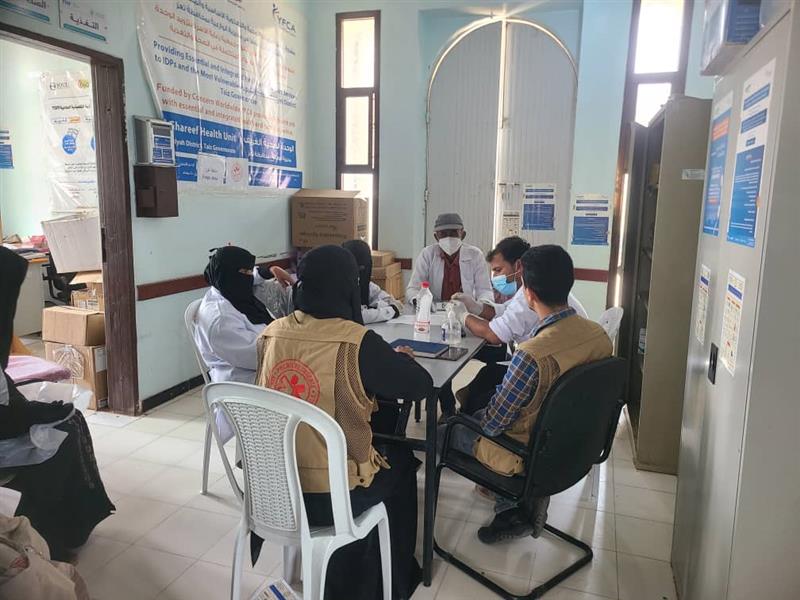 Réunion avec les agents de santé du GHO au centre de santé d'Al Gharif, district d'Al Wazi'yah, juillet 2025. 