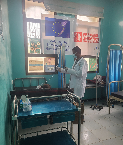 Traitement de réhydratation orale administré à un patient souffrant de diarrhée aiguë au centre de santé Henna, district d'Al Wazi'yah, Première Urgence Internationale, juillet 2025