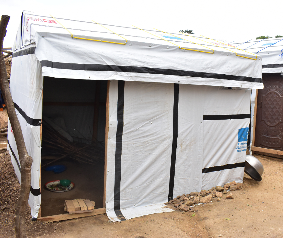 Abris d’urgence à Sirak Gorai pour une aide humanitaire au Cameroun © Première Urgence Internationale