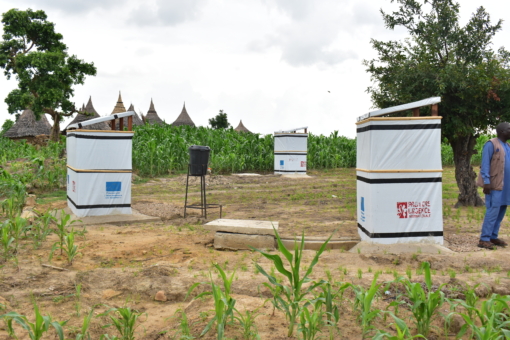 latrine et douche d'urgence Sirak Gorai de l'aide humanitaire à l'Extrême Nord au Cameroun