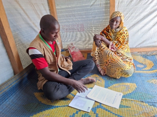 Suivi post-intervention : entretien entre Kambo et un membre de l’équipe du partenaire local Tamounde Speranza, Blangoua, département du Logone et Chari, Extrême-Nord Cameroun, octobre 2025 | © Première Urgence Internationale