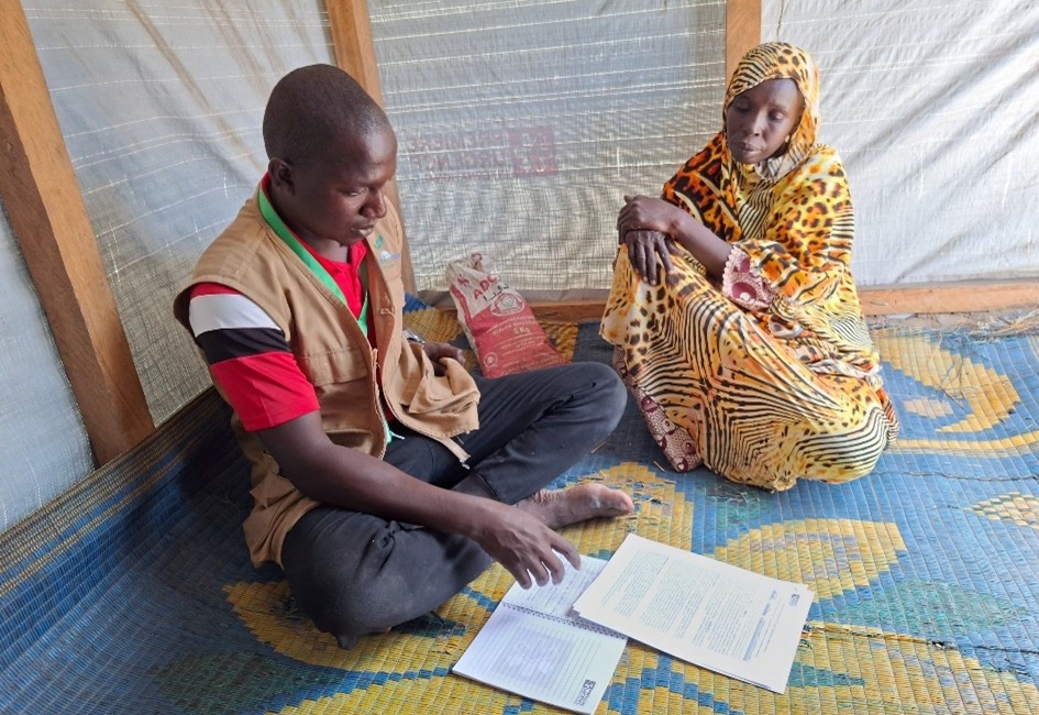 Suivi post-intervention : entretien entre Kambo et un membre de l’équipe du partenaire local Tamounde Speranza, Blangoua, département du Logone et Chari, Extrême-Nord Cameroun, octobre 2025 | © Première Urgence Internationale