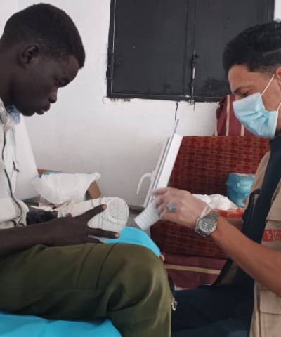 Ezzeldein a entrepris le long périple depuis le Soudan après avoir perdu sa jambe. Grâce à notre mission humanitaire en Libye, il a pu marcher de nouveau.