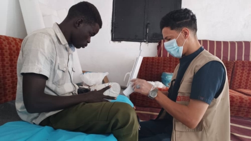 Ezzeldein a entrepris le long périple depuis le Soudan après avoir perdu sa jambe. Grâce à notre mission humanitaire en Libye, il a pu marcher de nouveau.