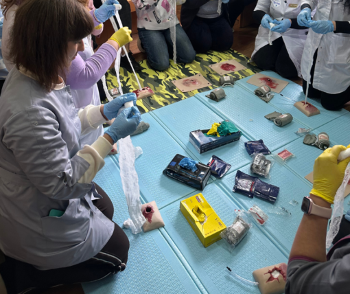 Formation techniques d'urgence pour stopper les hémorragies massives en Ukraine - Première Urgence Internationale