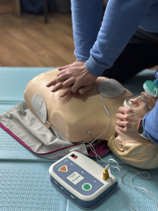 Manœuvres de réanimation de base en Ukraine par les équipes de Première Urgence Internationale