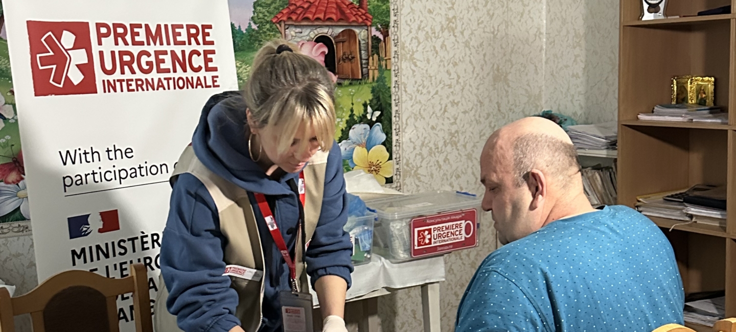 Organisation d'une session de soins d'urgence en Ukraine © Première Urgence Internationale