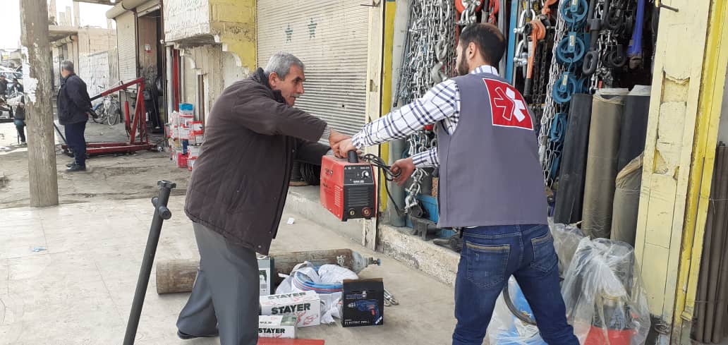 homme recevant de l'aide en syrie