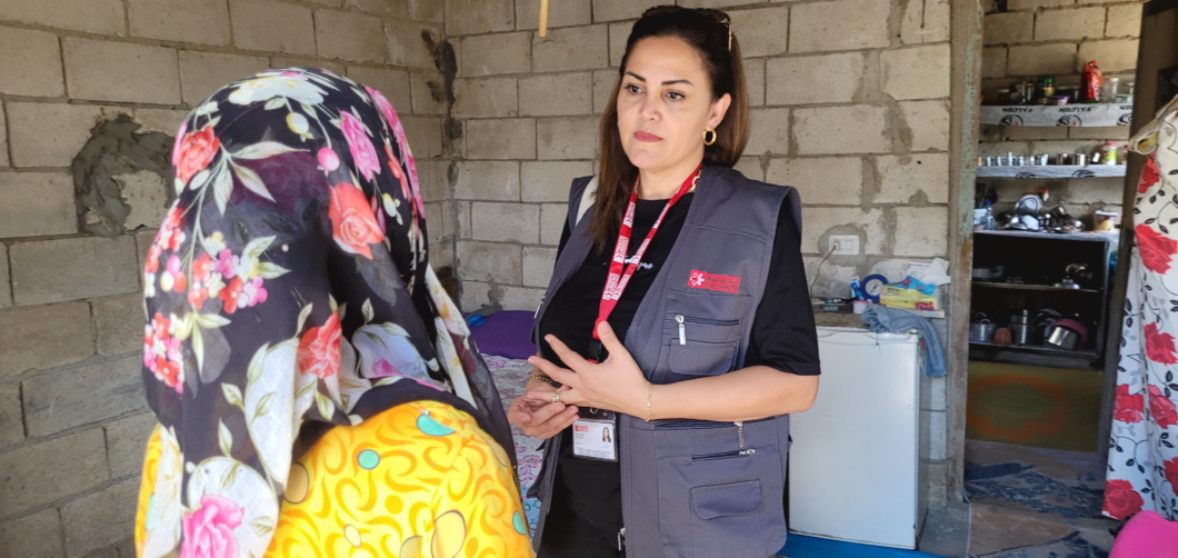 humanitaire avec femme syrienne
